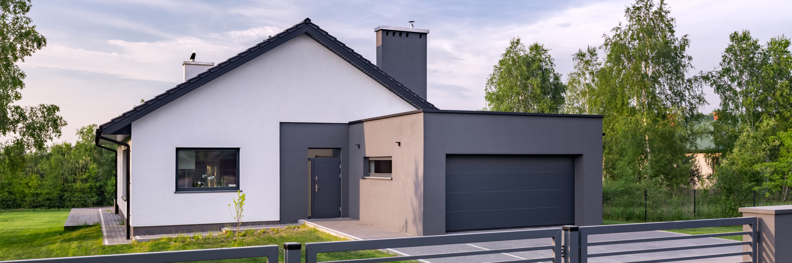 Modernes Wohnhaus mit Garagentor, Tore im Alltag